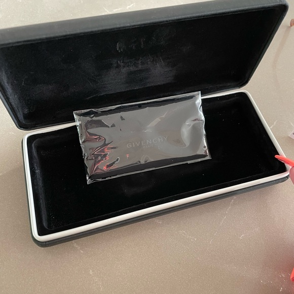 Givenchy GV 7162 Sunglasses - Picture 4 of 5